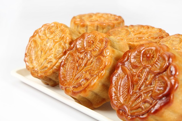 Plate of 6 mooncakes